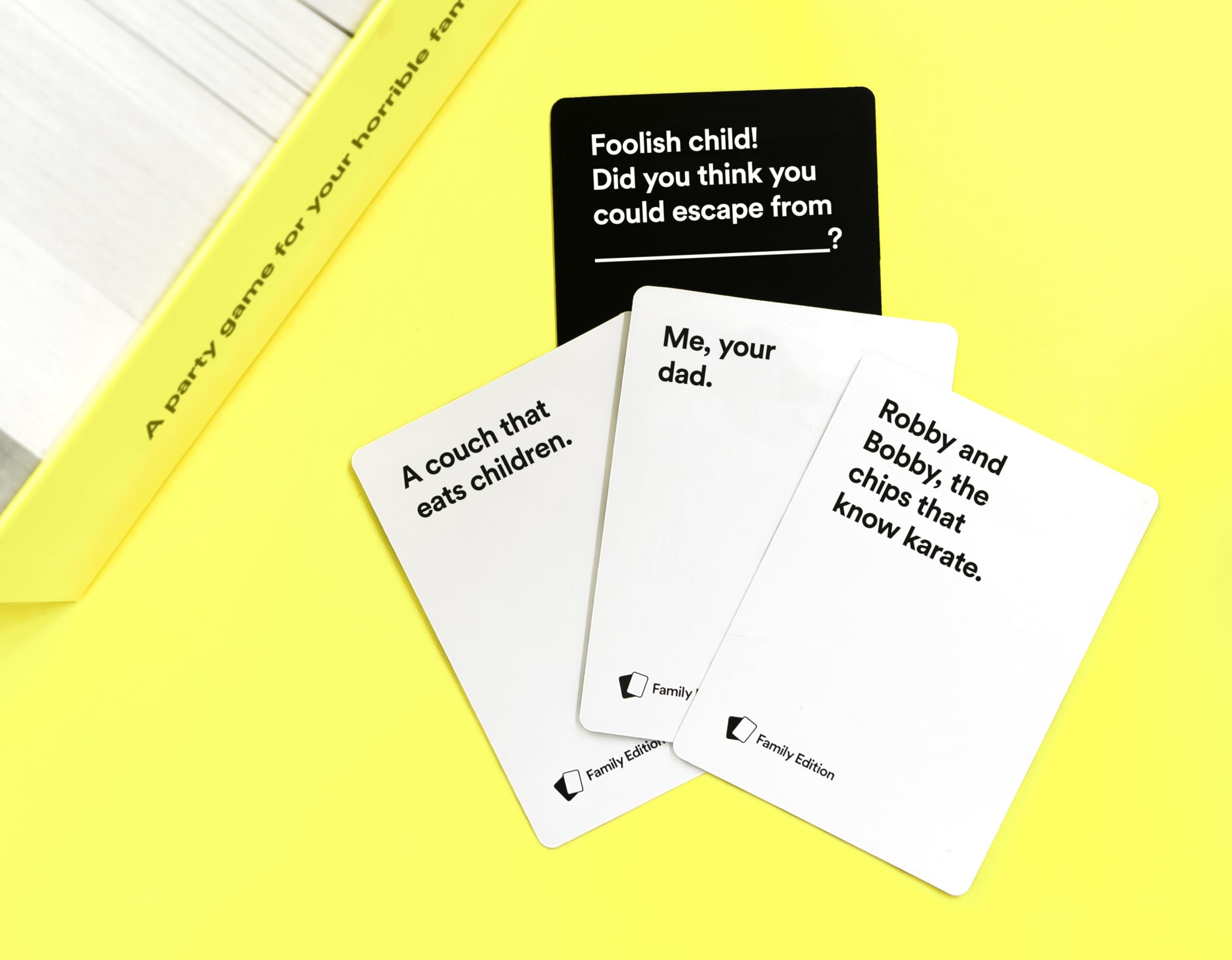 Cards Against Humanity cartas esparcidas mostrando ejemplos de preguntas y respuestas para risas familiares