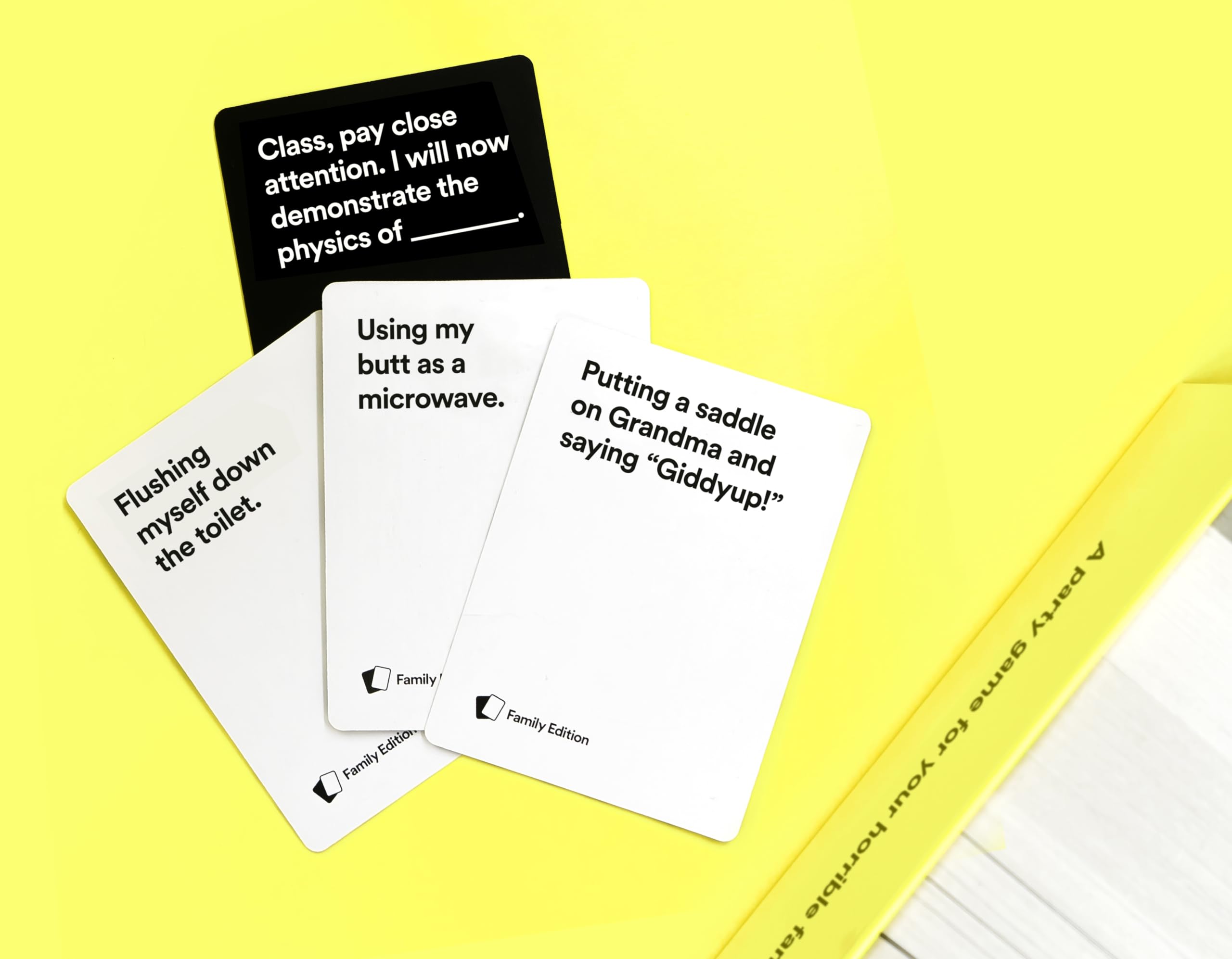 Interior de la caja de Cards Against Humanity Family Edition con 600 cartas organizadas listo para jugar