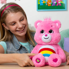 Care Bears peluche en manos para apreciar tamaño cómodo de 14 pulgadas