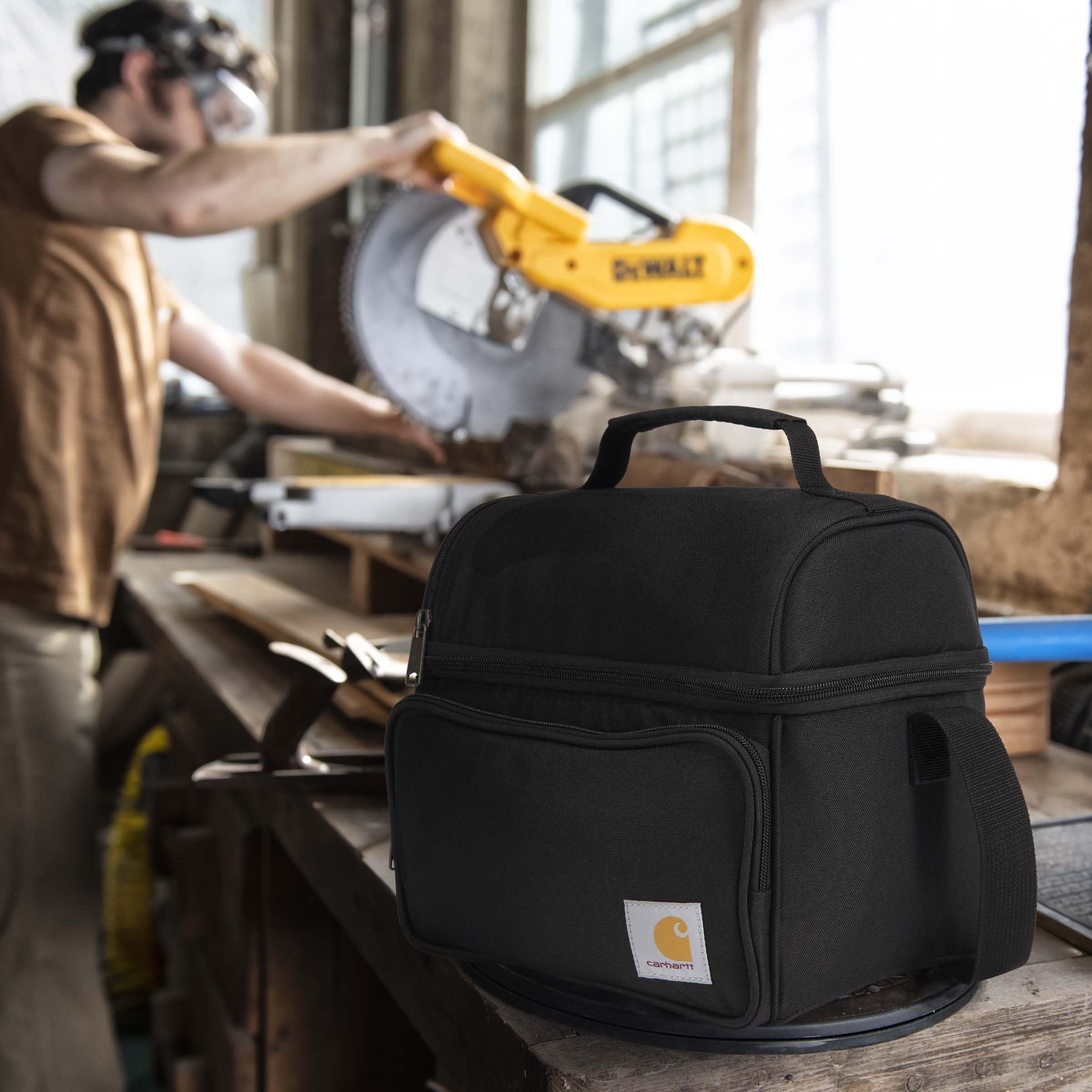 Carhartt comparación de tamaño con manos para referencia práctica