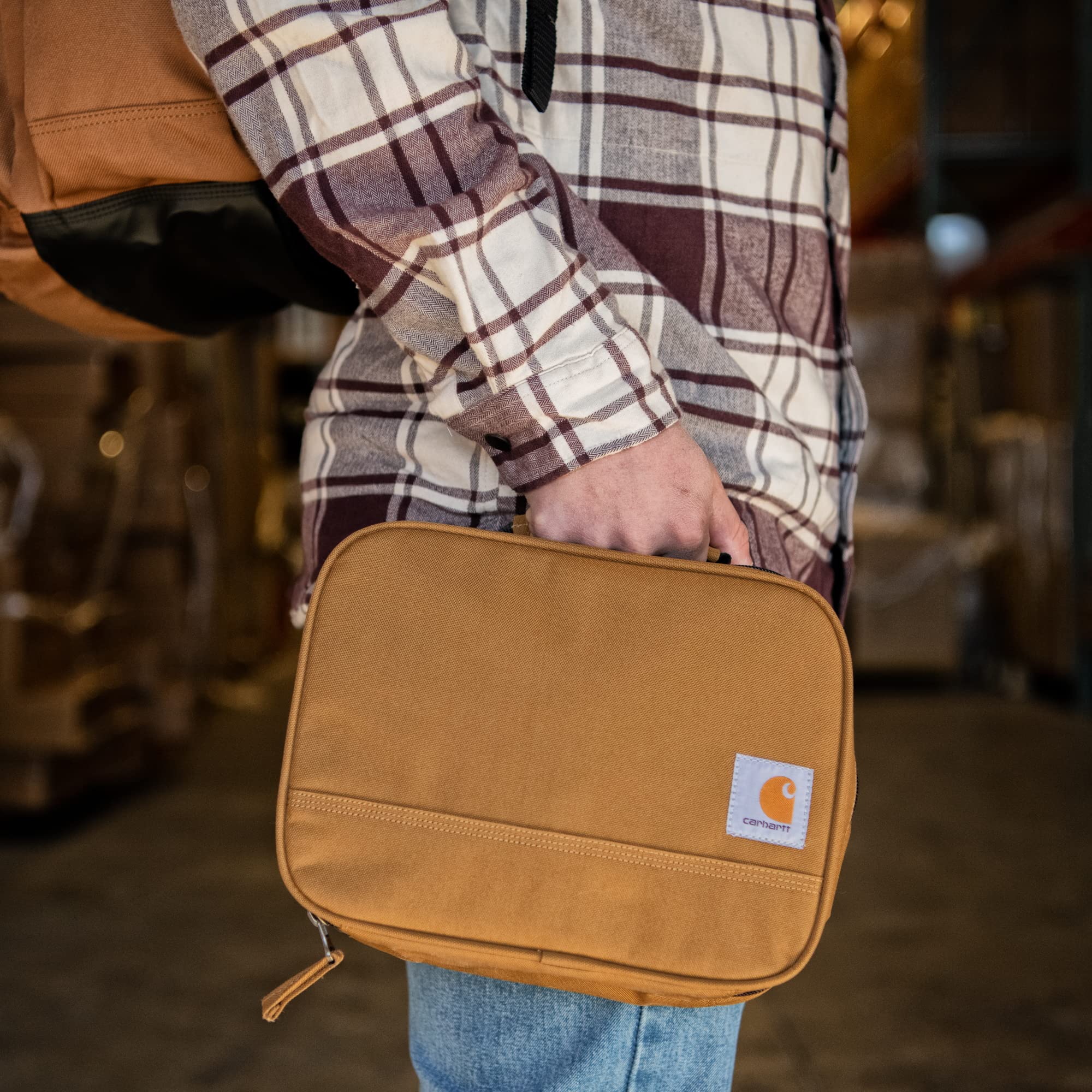 Carhartt lonchera en uso con asa para transporte cómodo