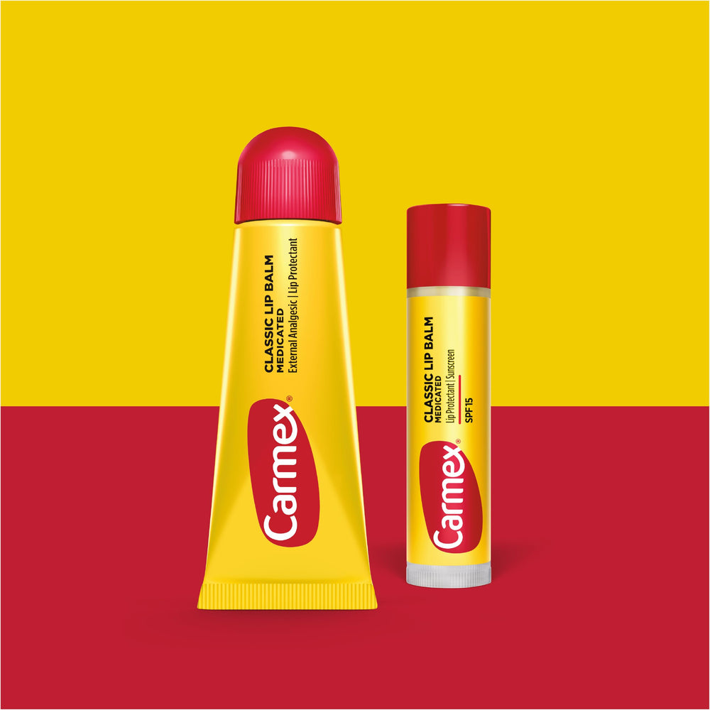 Carmex detalle de un tubo con textura cremosa para alivio inmediato
