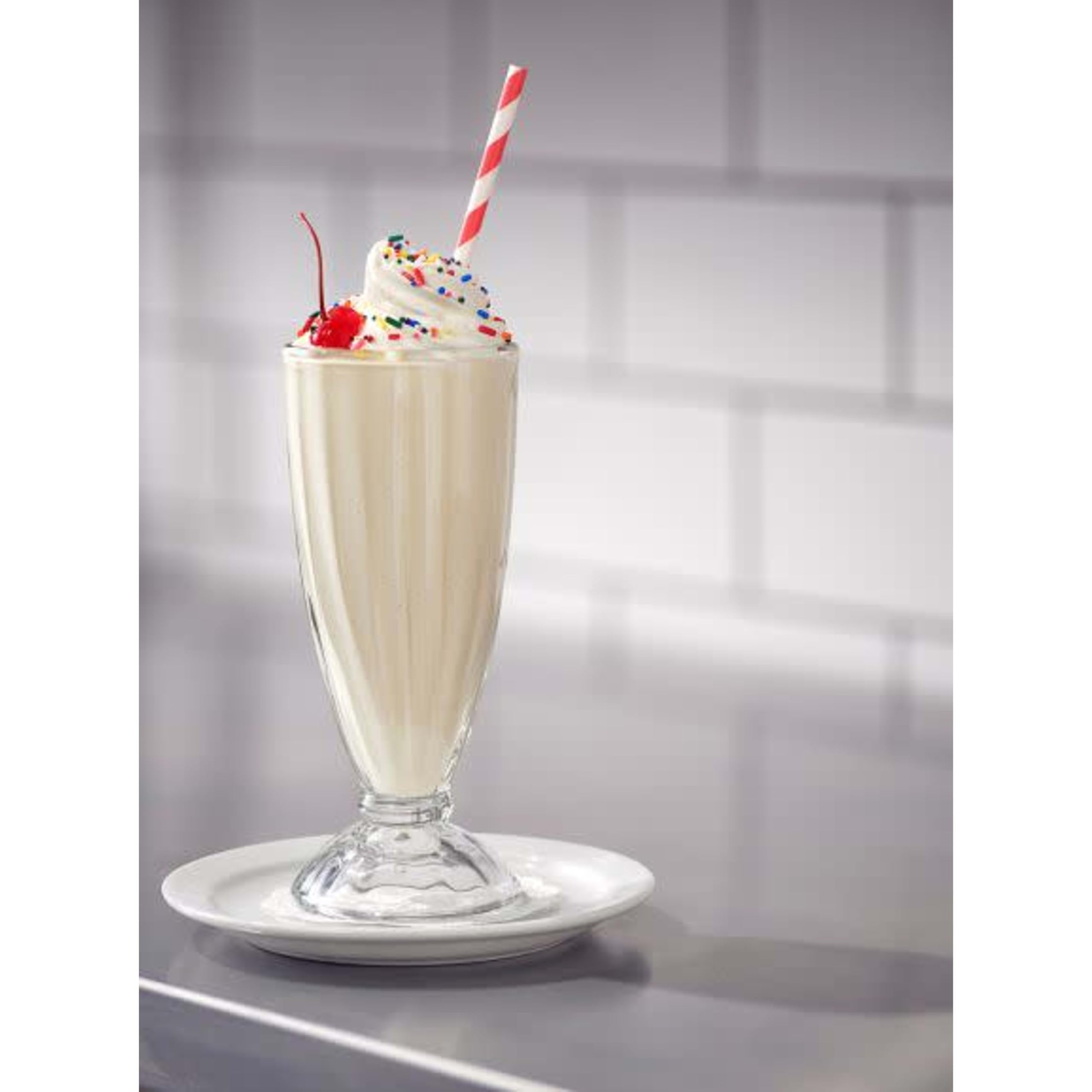 Carnation malteada en vaso siendo batida para sabor consistente y cremoso