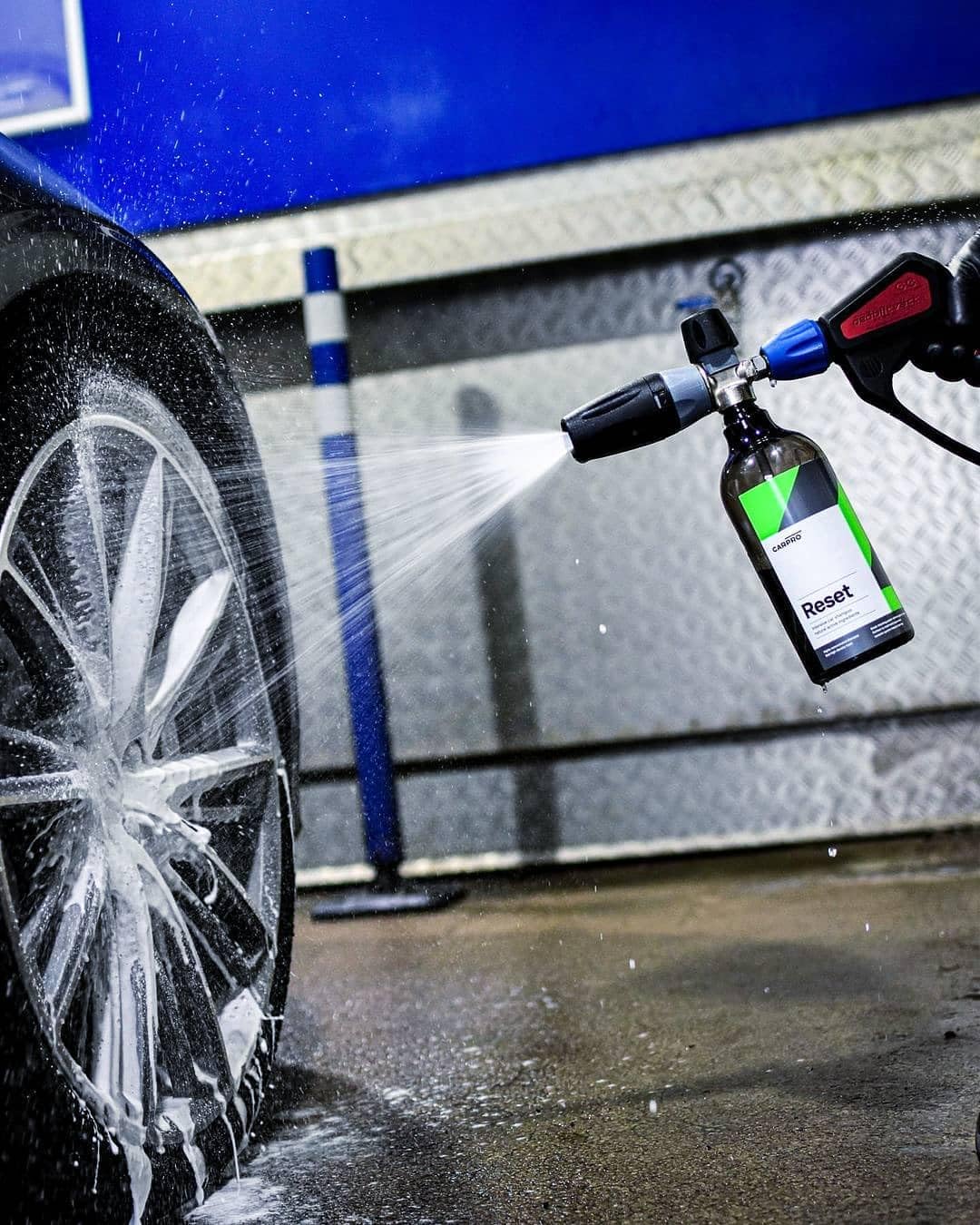 CARPRO Reset espuma densa en detalle que facilita limpieza segura