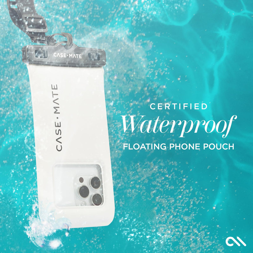 Case‑Mate en uso dentro de piscina mostrando comodidad y accesibilidad al móvil