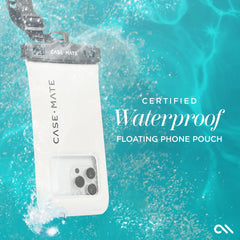 Case‑Mate en uso dentro de piscina mostrando comodidad y accesibilidad al móvil