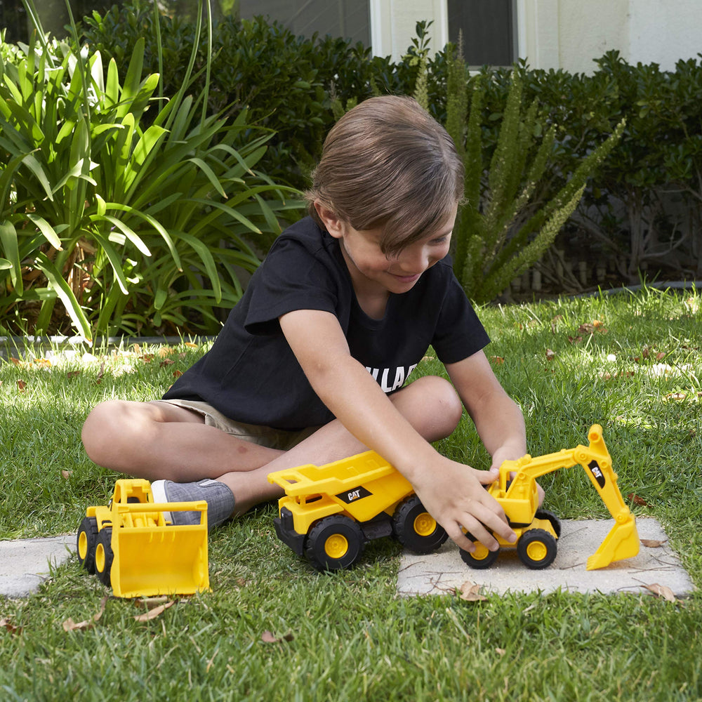 CAT excavadora brazo articulado mostrando rango y beneficio de juego realista