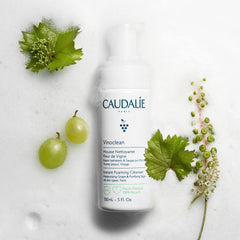 Caudalie bomba dispensando espuma suave para limpieza eficaz y delicada