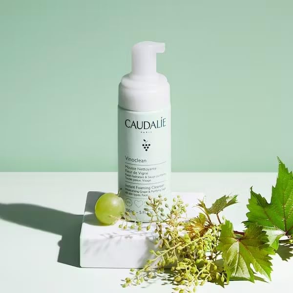 Caudalie limpiador usado en baño mostrando aplicación cómoda y práctica