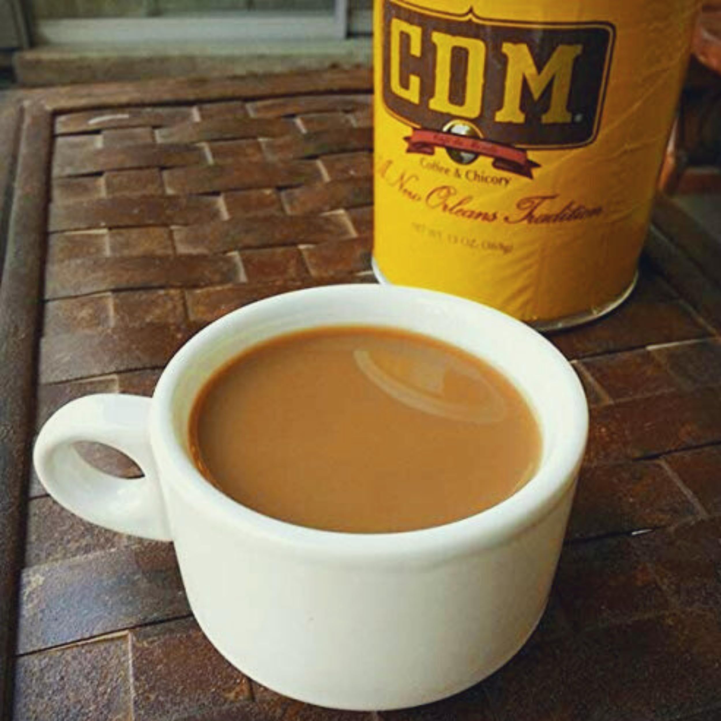 CDM en encimera de cocina, evoca ambiente de desayuno acogedor
