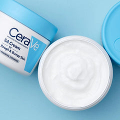 CeraVe tarro abierto con crema destacando consistencia rica
