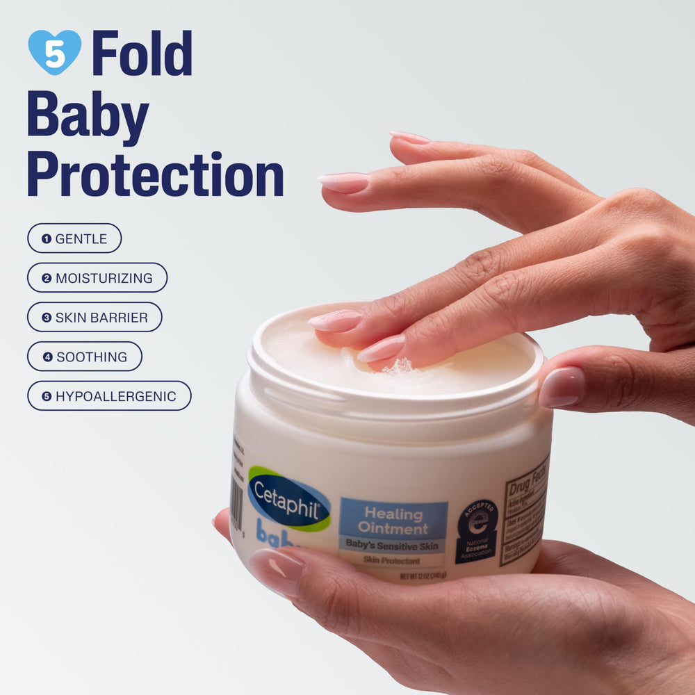 Cetaphil Baby textura cremosa en la mano para hidratación rápida
