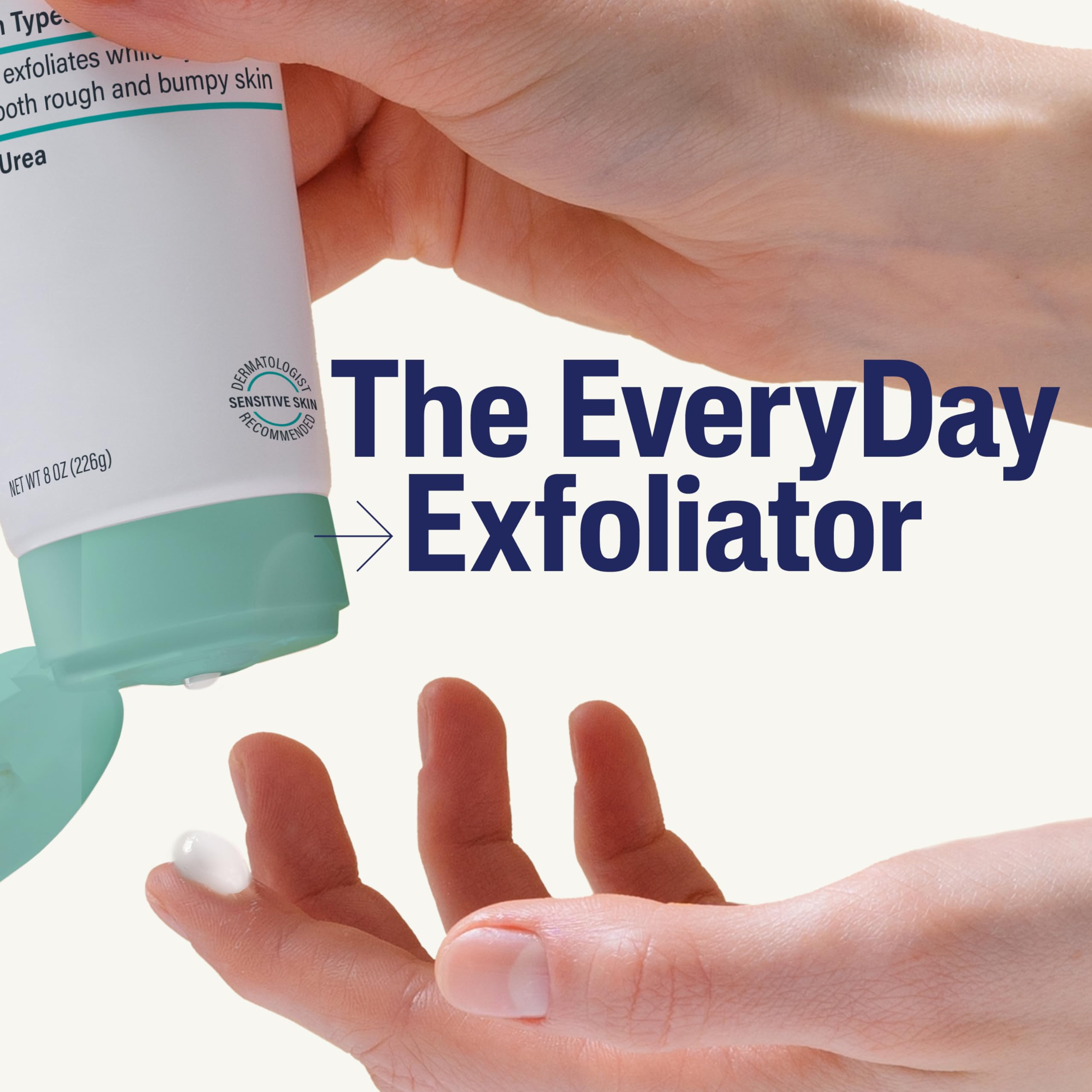 Cetaphil mano extendiendo crema, facilita exfoliación suave y confort