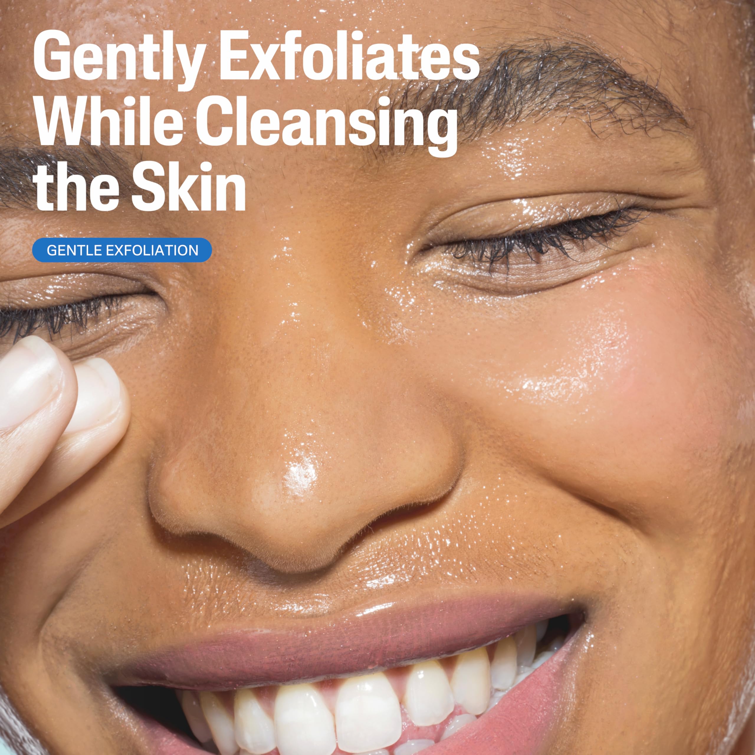 Cetaphil aplicación en manos formando espuma para una limpieza eficaz y delicada