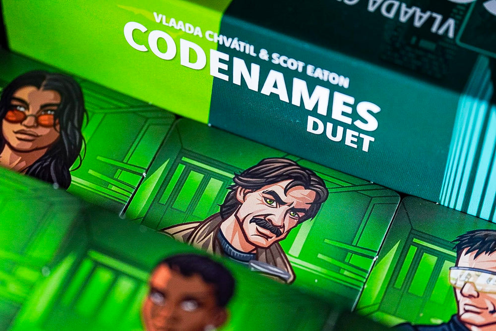 CGE Codenames Duet 2.ª edición todos los componentes desplegados para comprobar contenidos