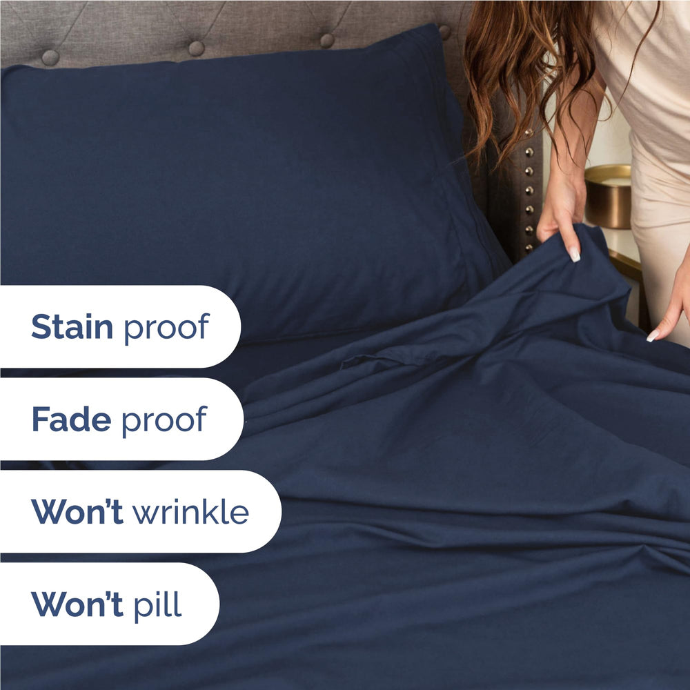CGK Unlimited sábanas colocadas en cama decorada, ambiente acogedor y fresco