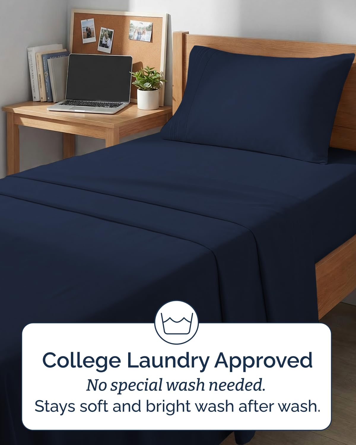 CGK Unlimited cama de dormitorio estudiantil hecha con las sábanas azul marino transmitiendo calidez