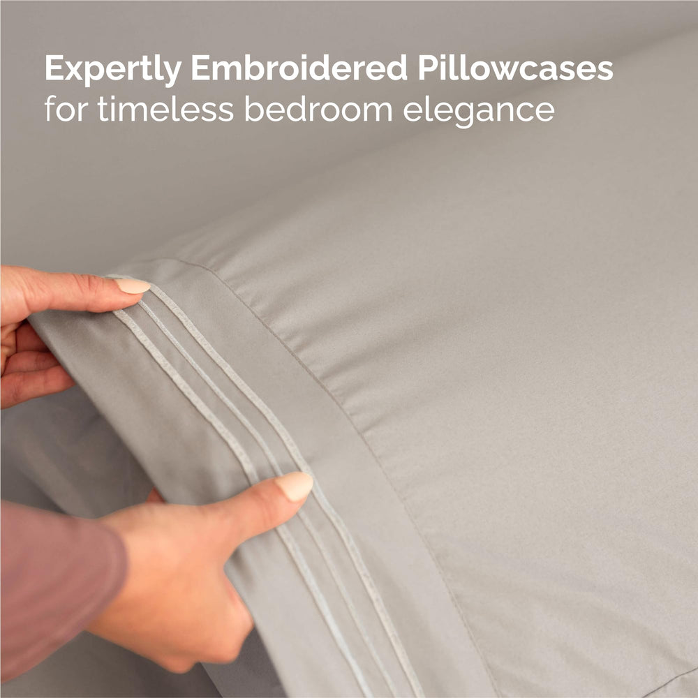 CGK Unlimited cama hecha en dormitorio, aspecto neutral y acogedor