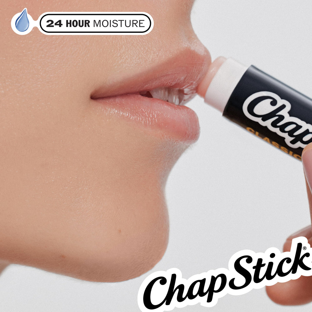 Mano sosteniendo tres ChapStick, ChapStick práctico para llevar