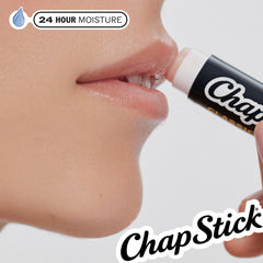 Mano sosteniendo tres ChapStick, ChapStick práctico para llevar