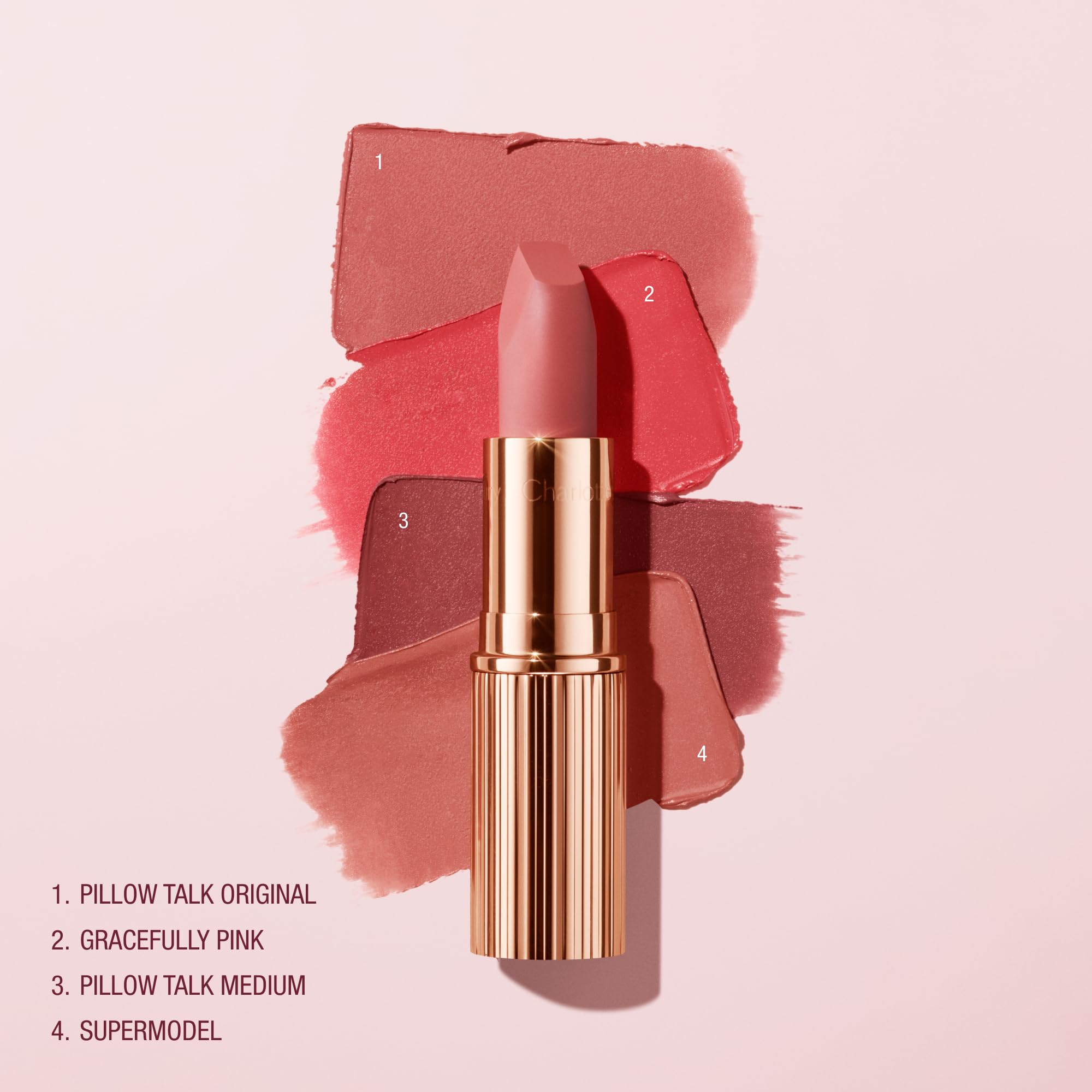 Charlotte Tilbury aplicación en mano para ver escala y cobertura con tono nude favorecedor