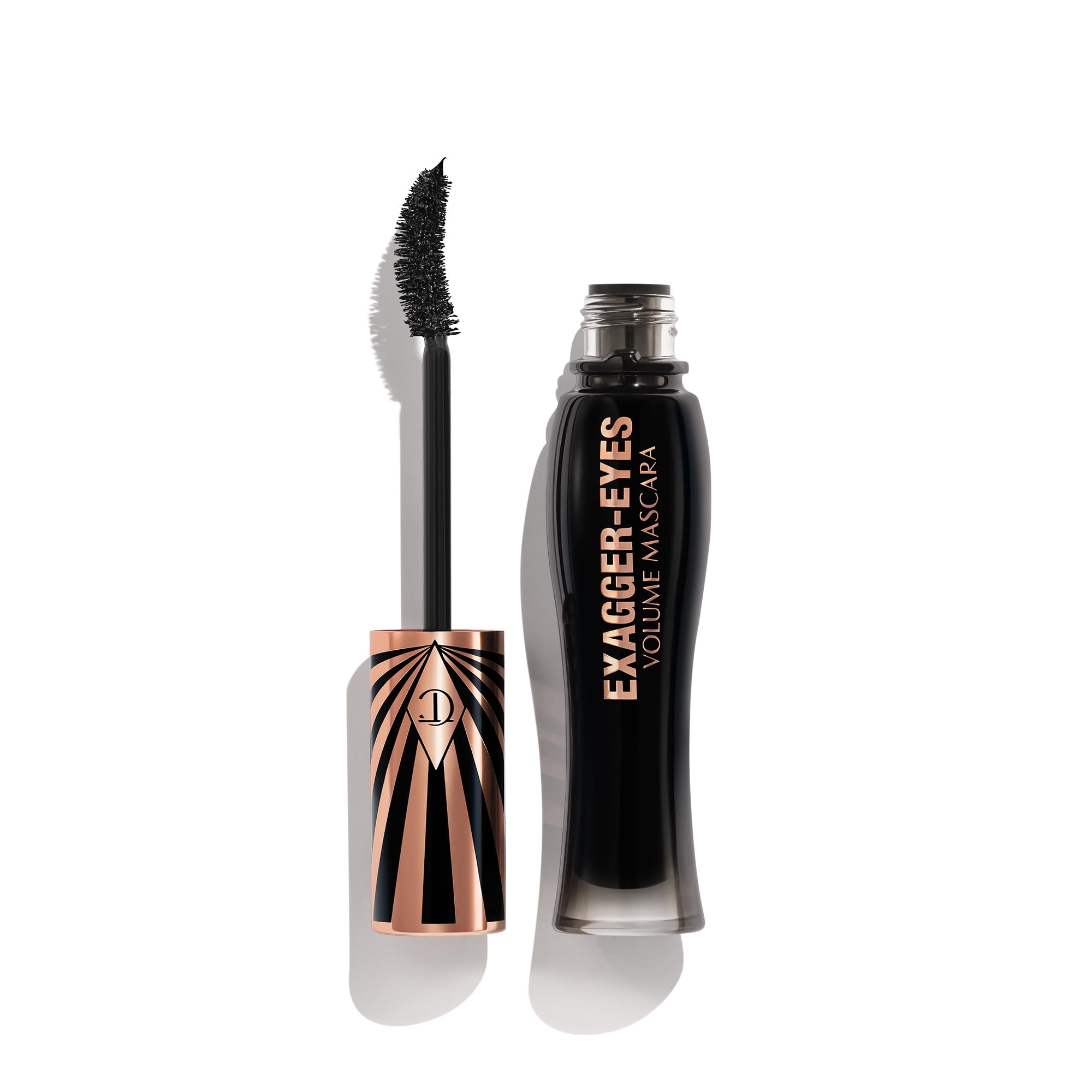 Charlotte Tilbury frasco de máscara frontal, muestra acabado negro intenso