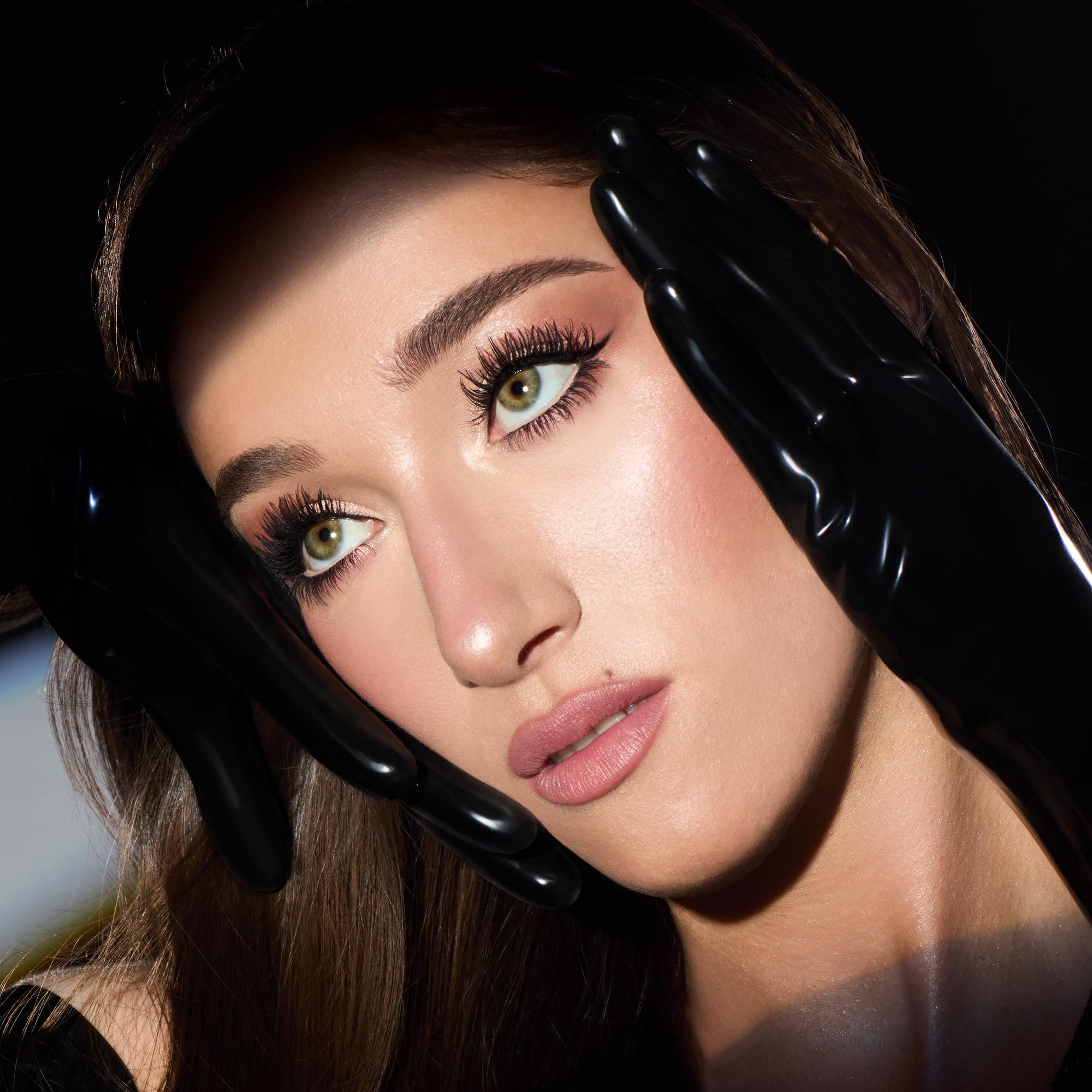 Charlotte Tilbury uso en ambiente húmedo mostrando resistencia al sudor