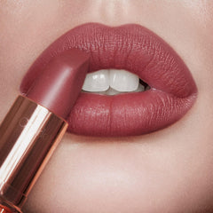 Charlotte Tilbury comparación labios antes y después con mayor volumen y color duradero