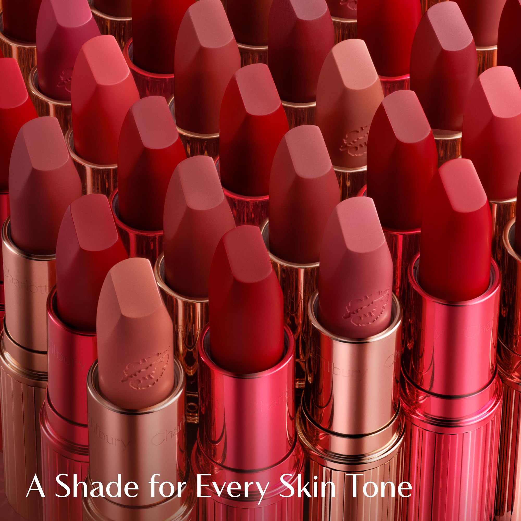Charlotte Tilbury labial dentro de un bolso, imagen lifestyle que transmite portabilidad y estilo
