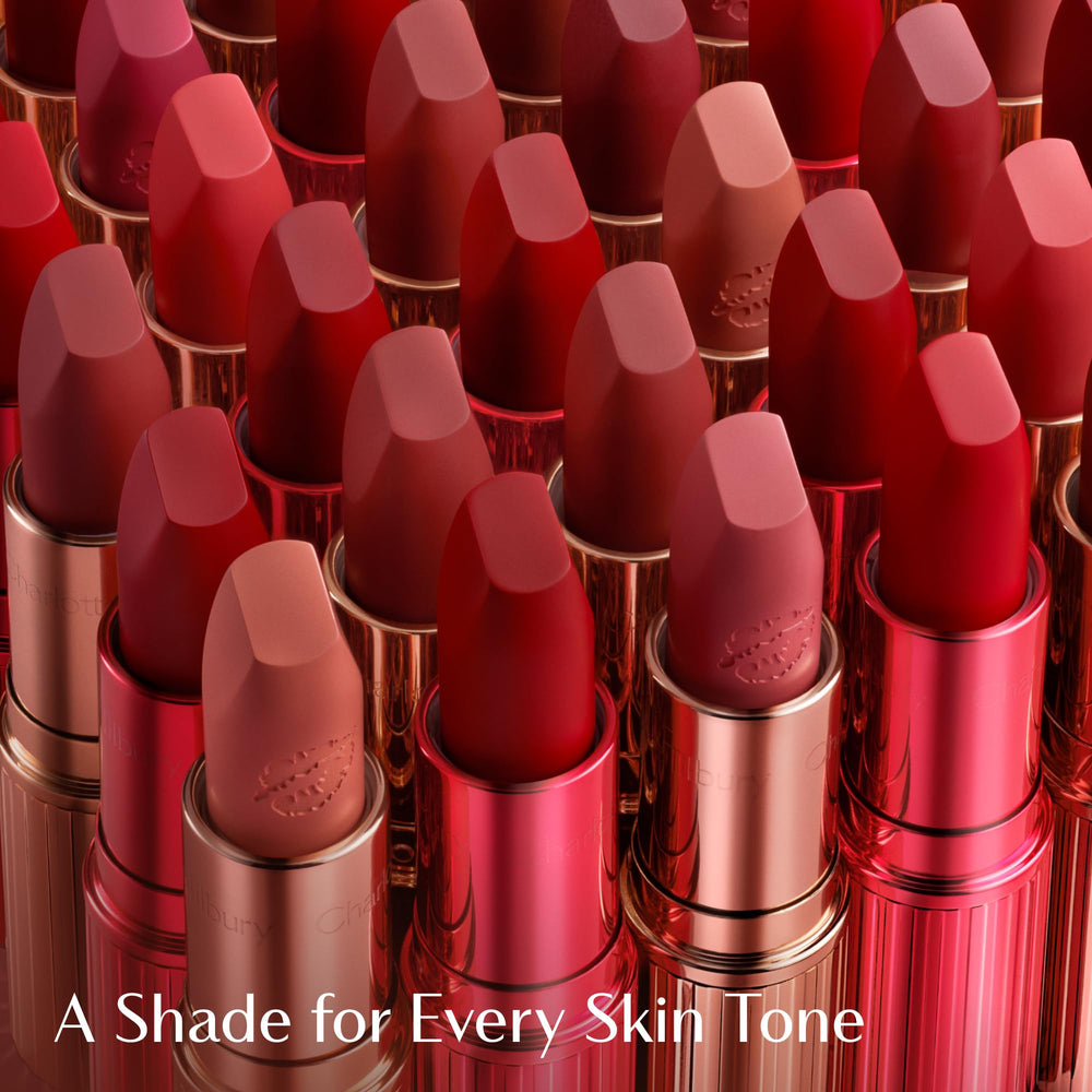Charlotte Tilbury labial dentro de un bolso, imagen lifestyle que transmite portabilidad y estilo