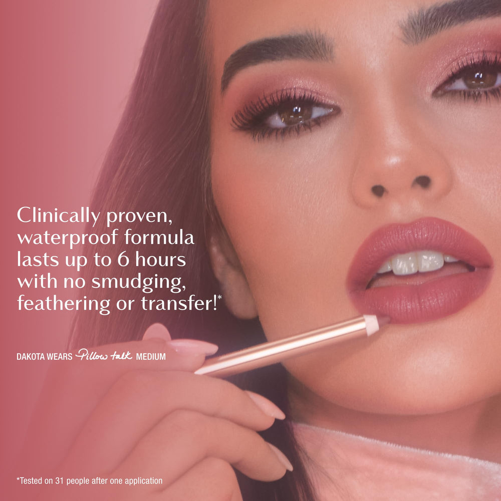Charlotte Tilbury en un bolso con maquillaje que sugiere uso práctico y elegante