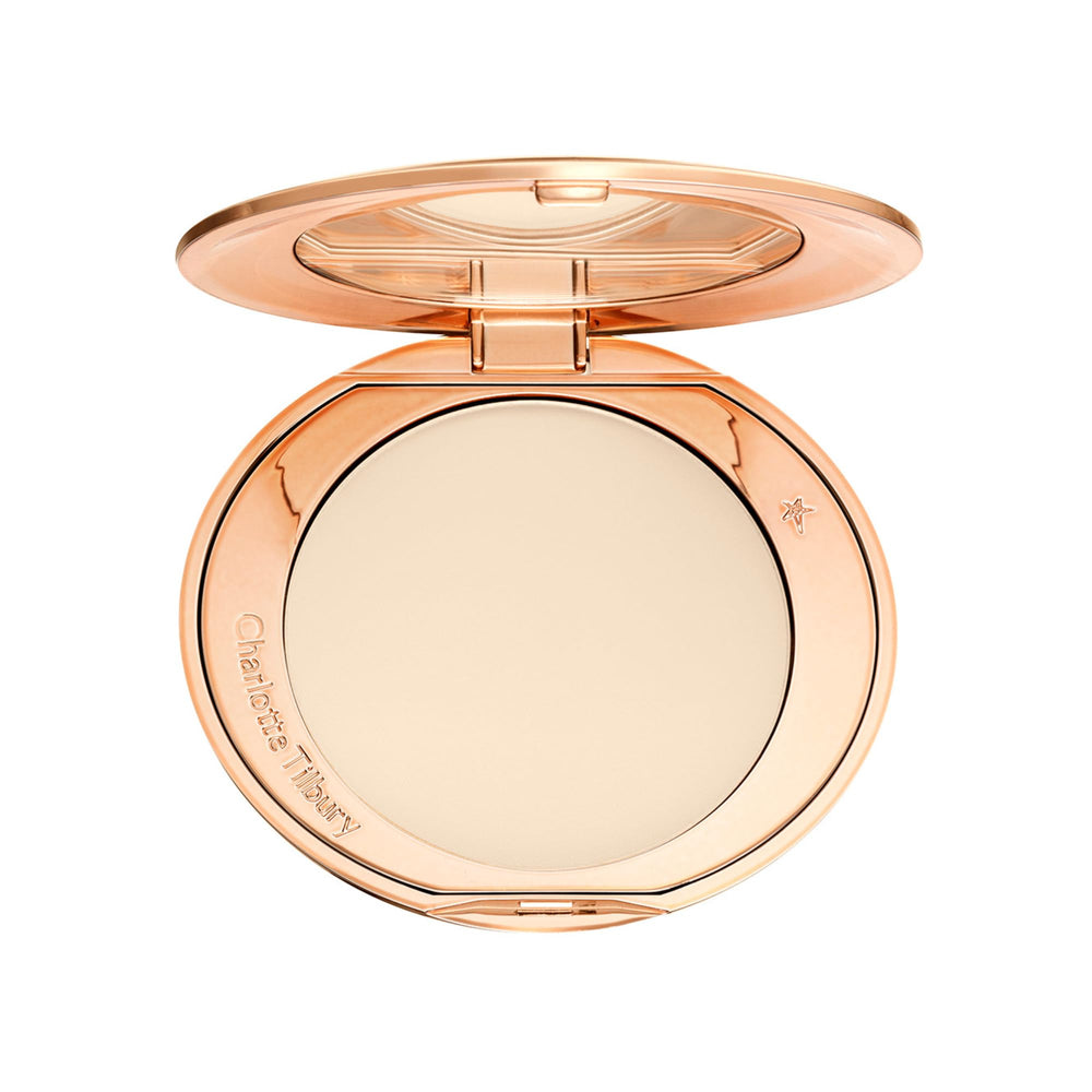 Charlotte Tilbury polvo compacto en su estuche mostrando el diseño elegante y beneficio de portabilidad