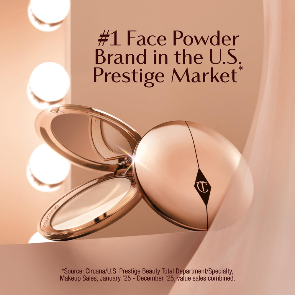 Charlotte Tilbury etiqueta con cera de rosa y aceite de almendra beneficios