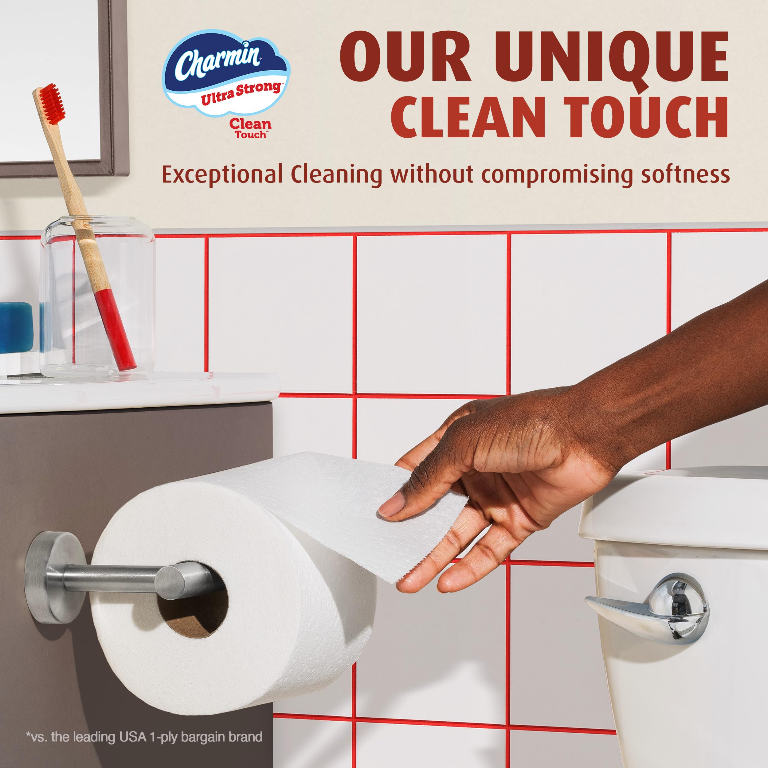 Charmin rollo comparado con un rollo regular que muestra tamaño