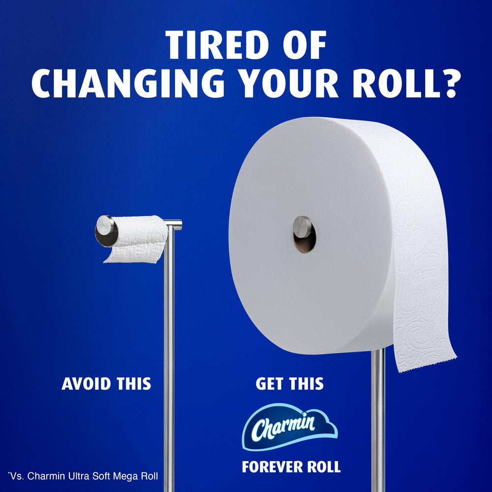Charmin comparación de tamaño de Forever Roll frente a rollo regular mostrando ahorro