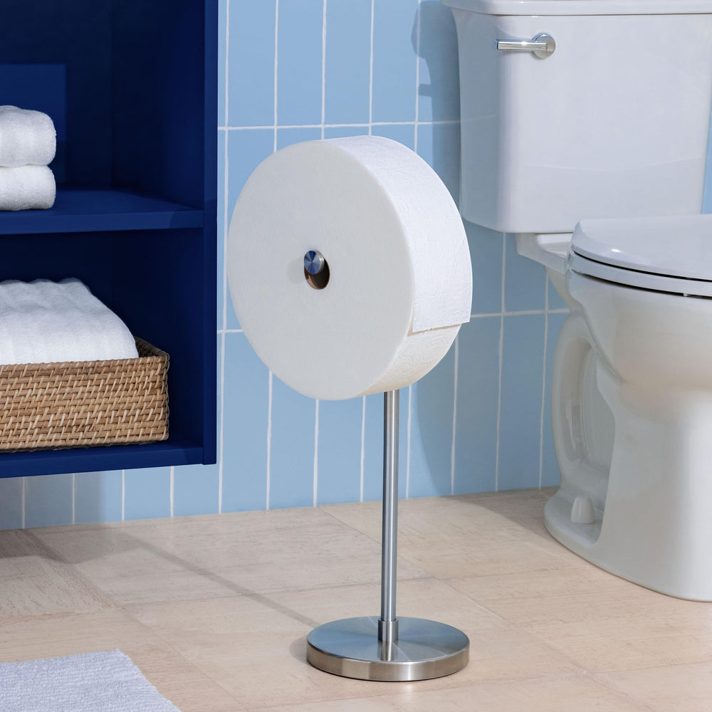 Charmin soporte instalado en baño aportando aspecto elegante