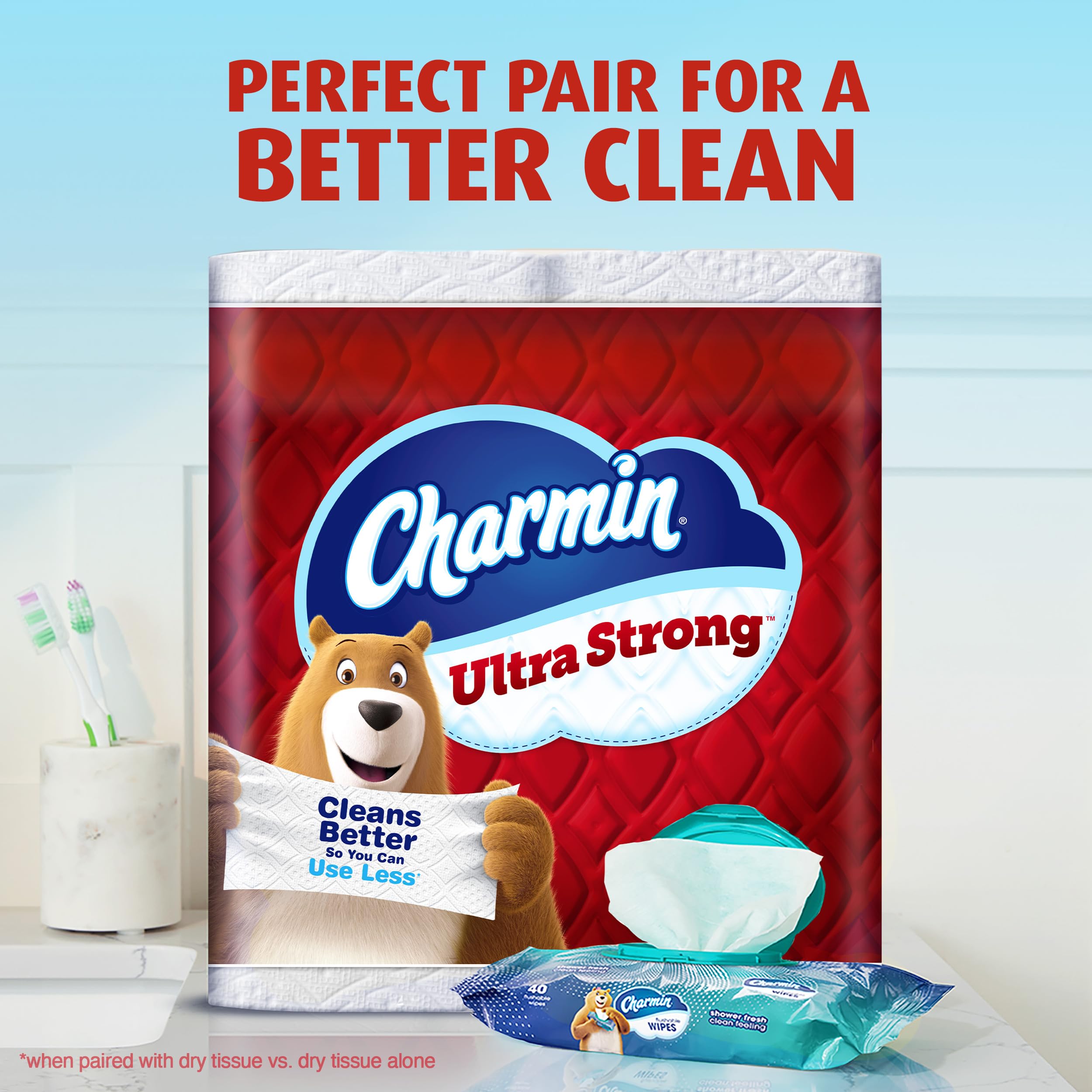Charmin familia en baño sonriendo por menos reposiciones