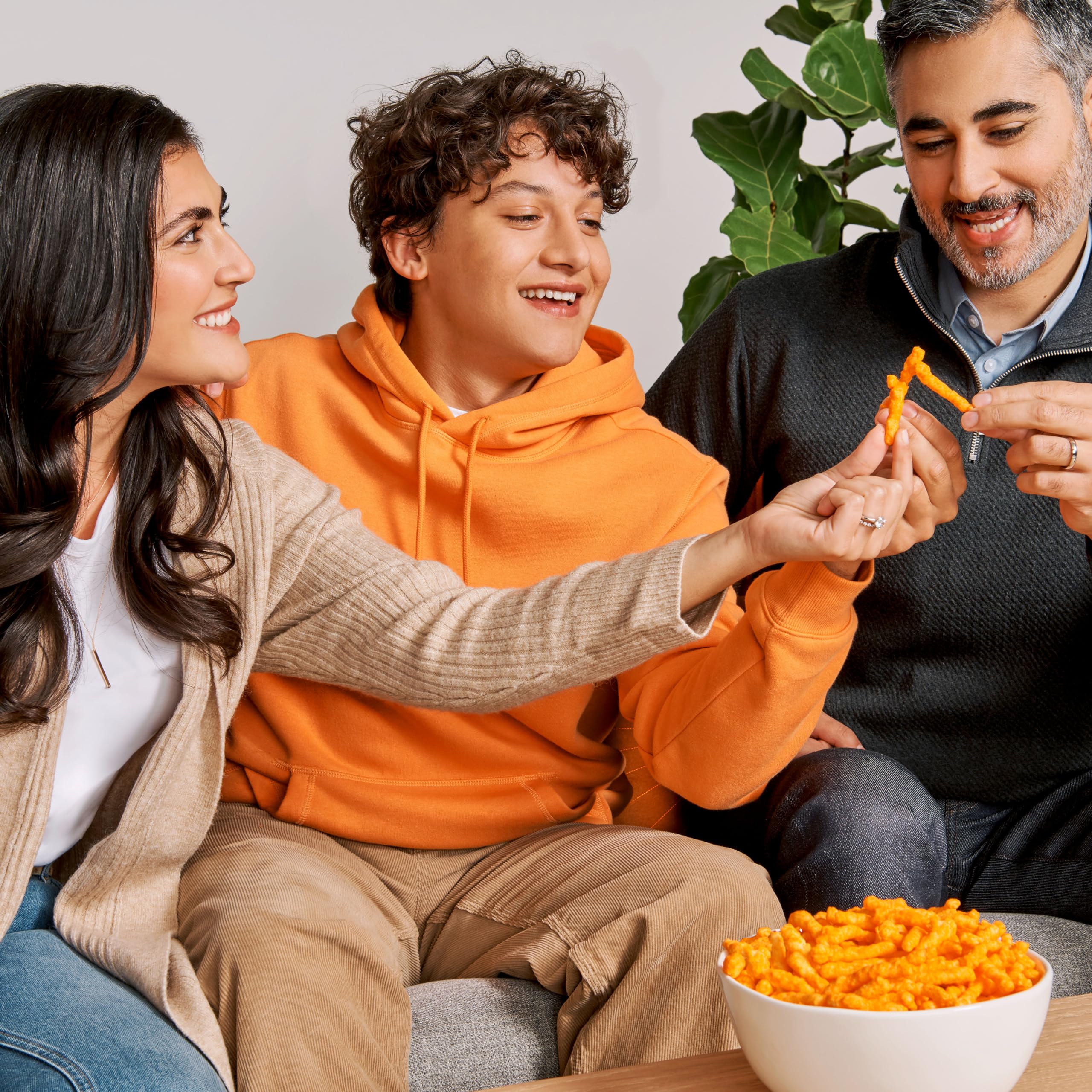 Cheetos bolsa abierta con snack listo para comer y compartir