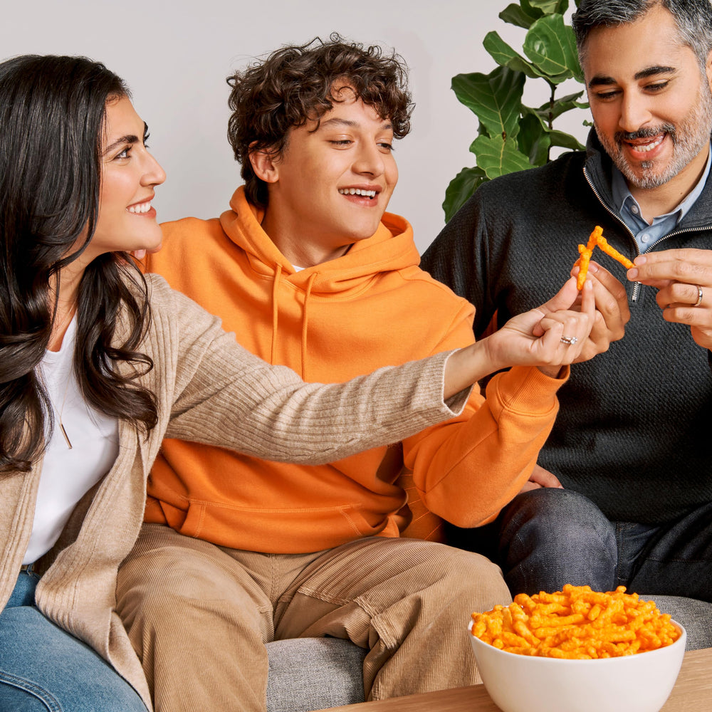 Cheetos bolsa abierta con snack listo para comer y compartir