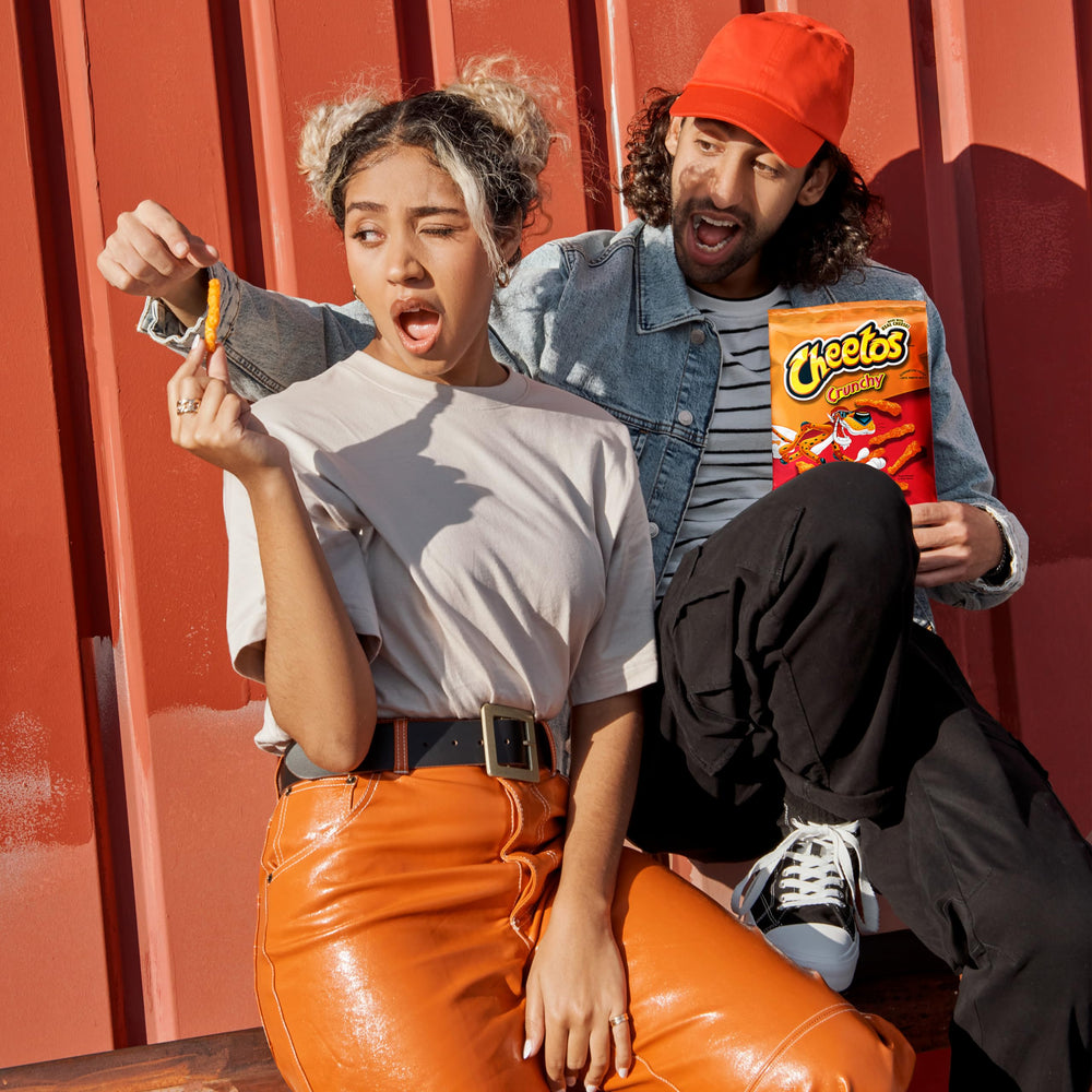 Cheetos comparación de tamaño en mano para visualizar porción