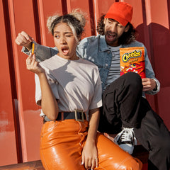 Cheetos comparación de tamaño en mano para visualizar porción