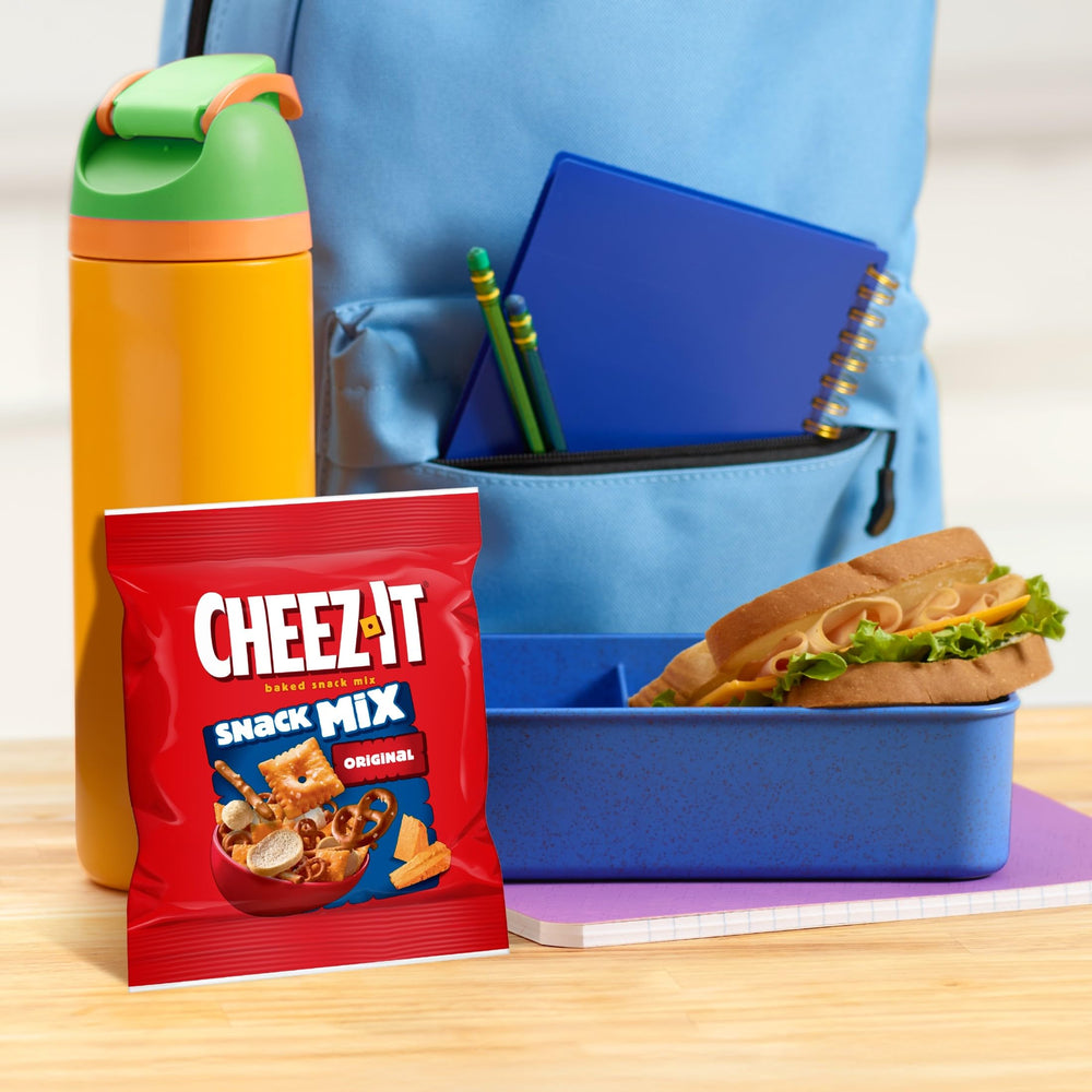 Cheez-It gente compartiendo snacks en picnic, ideal para grupos