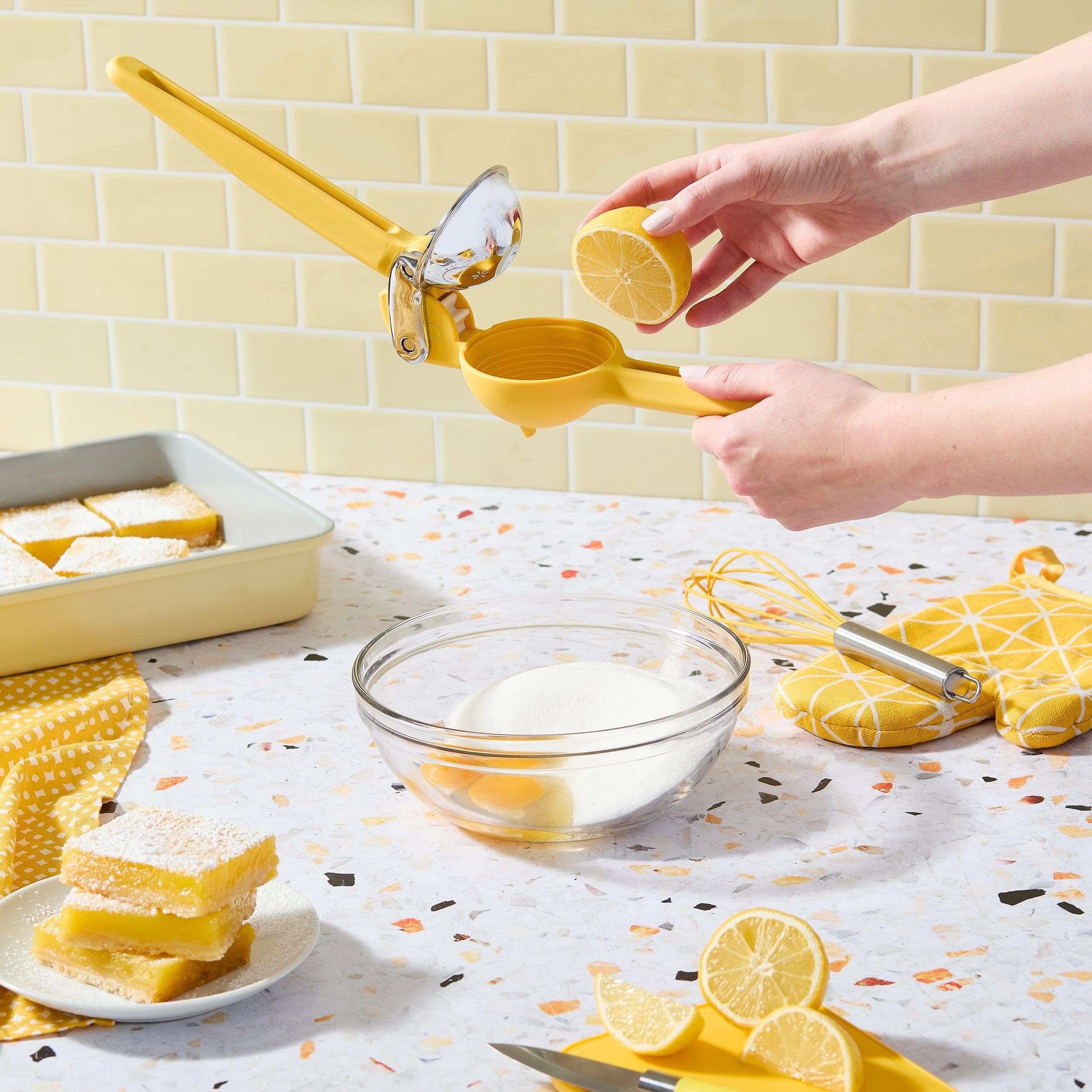 Chef'n en cocina con utensilios, práctico y fácil de ubicar