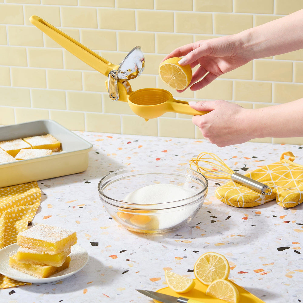 Chef'n en cocina con utensilios, práctico y fácil de ubicar