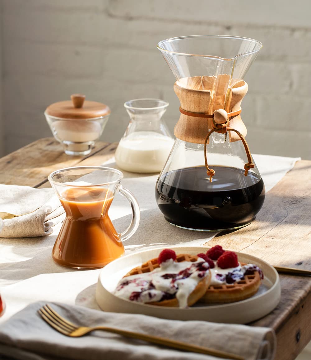 Chemex junto a tazas para comparar capacidad y servicio para 8