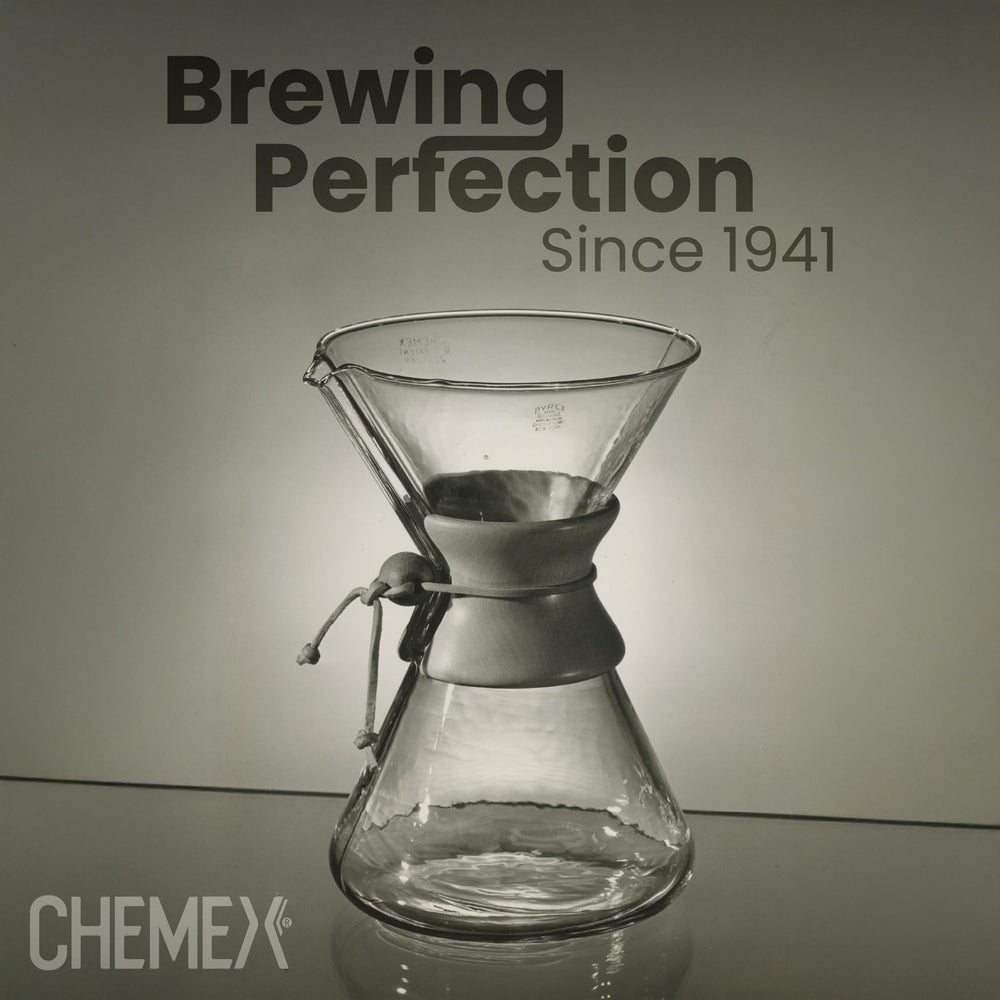 Chemex filtro en ambientación junto a cafetera, ideal para preparación doméstica y profesional