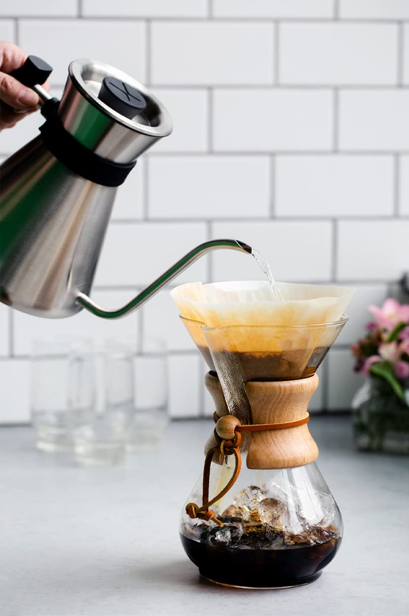 Chemex filtro con cuchara medida y café sugiere proporción para extracción equilibrada