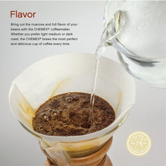 Chemex filtro en cafetera durante vertido garantiza extracción controlada y taza clara