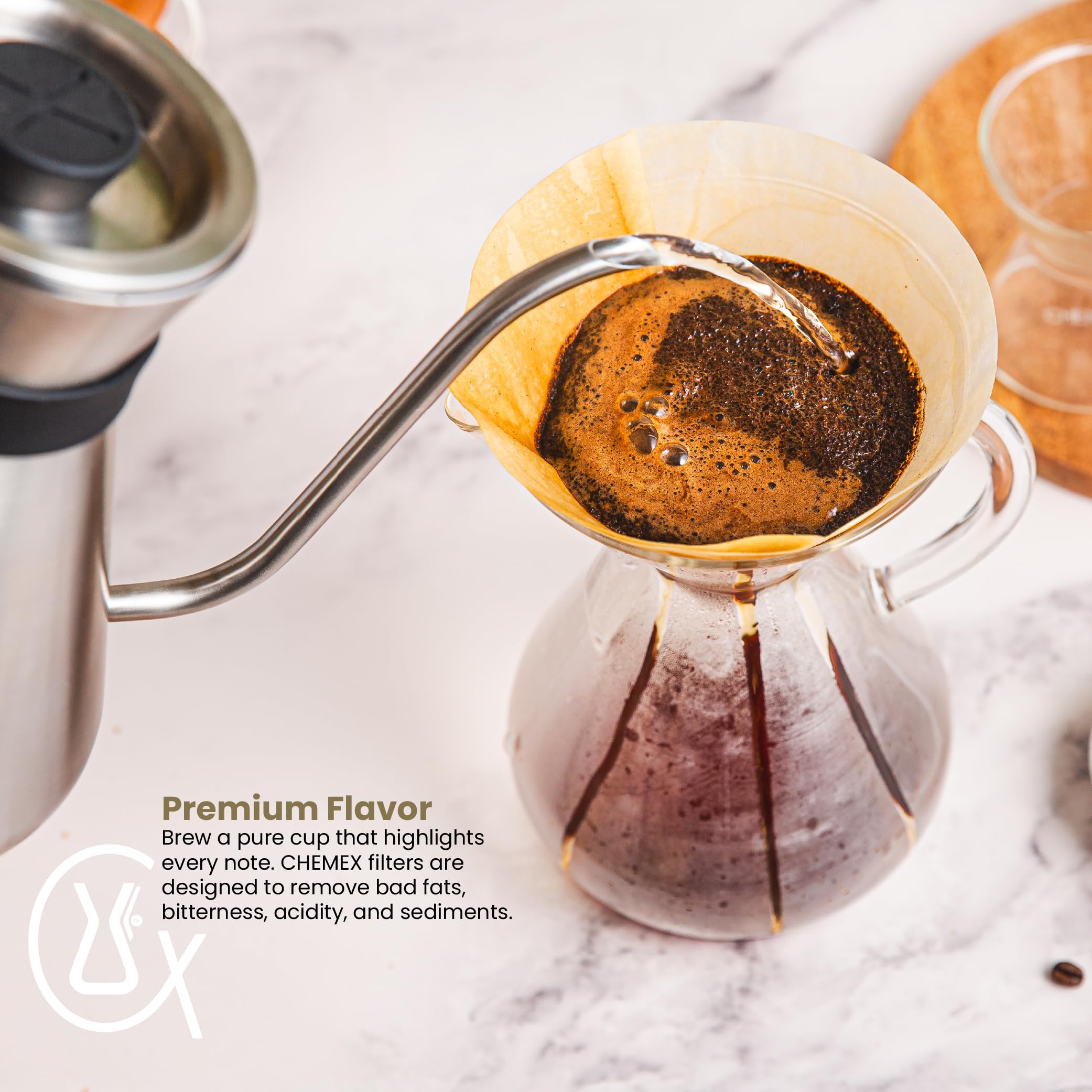 Chemex filtro enjuagado antes de usar para eliminar sabor a papel