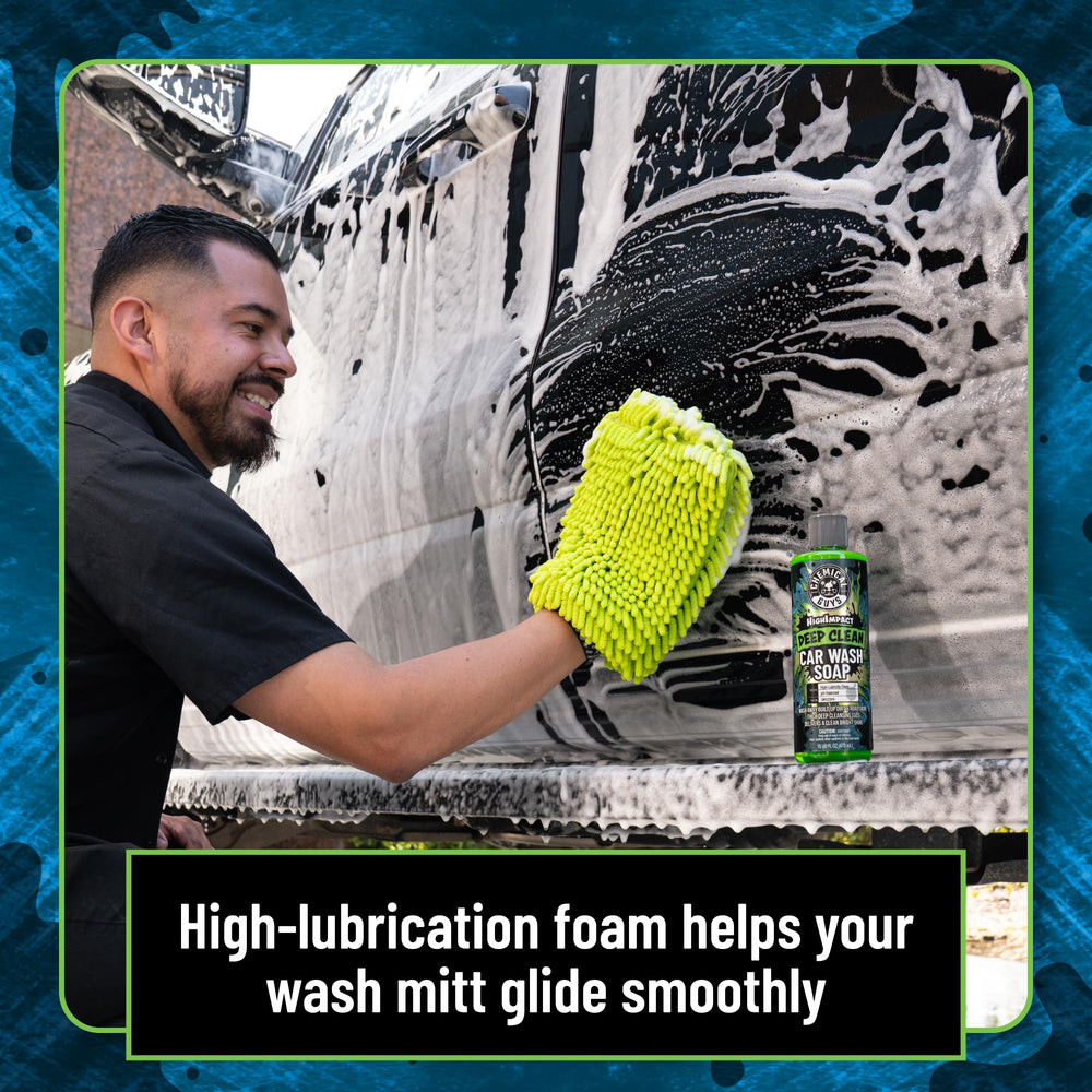 Chemical Guys aplicando espuma sobre cofre para levantar suciedad antes del enjuague